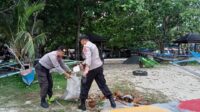 Peduli Lingkungan, Polres Pesisir Barat Bersihkan Pantai Labuhan Jukung