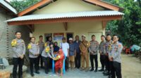 Bantu Sesama, Polres Tulang Bawang Barat Bedah Rumah Nenek Jumi