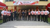 Pj Lampung Barat Drs. Nukman M.M menyerahkan piagam penghargaan kepada jajaran Polres Lambar
