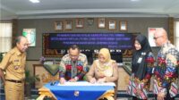 Penandatanganan Kerjasama Pusat Pelayanan kecelakaan Kerja (PLKK) dan Penyerahan Santunan dari Badan Penyelenggara Jaminan Sosial Ketenagakerjaan.(BPJS)