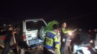 Diduga Sopir Mengantuk, Mobil Minibus Tabrak Beton Gorong-Gorong