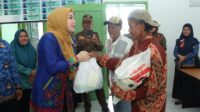 Devriyana Marda Ardian,s.kom Menyerahkan Bantuan Sembako Kepada Warga Korban Bencana Angin Puting Beliung