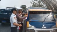 Semarakkan HUT RI Ke-78, Satlantas Polres Pringsewu dan Dishub Bagikan Bendera Merah Putih Kepada Pengguna Jalan