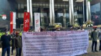 Massa Dari “Ikatan Mahasiswa Sumatera” -IMS Menyambangi Gedung Merah Putih KPK-RI Dugaan Kasus Korupsi Perjalanan Dinas Sekretariat DPRD SUM-SEL TA. 2022
