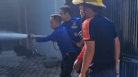 Diduga Konsleting Kabel Listrik Rumah, Api Menyambar Satu Unit Mobil Jenis Inova di Hadimulyo Timur