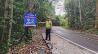 Guna Mencegah Terjadinya Kecelakaan Polres Pesisir Barat Pasang Banner Himbauan