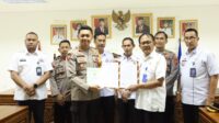 Kapolres Pesisir Barat Terima Sertifikat Tanah Lahan Mako Polres Yang di Serahkan Langsung Oleh Bupati Agus Istiqlal