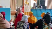 Membaur Bersama Para Jamaah, Anggota DPRD Karawang Dapil III Praksi Golkar Saidah Anwar, SH  Hadiri Isra Mikraj di Majlis Taklim Atiniah