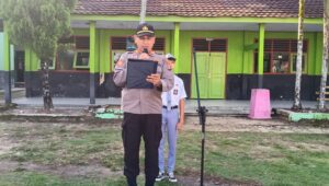 Jadi Inspektur Upacara Bendera di SMAN 1 Lemong Kapolsek Pesisir Utara Sampaikan Penting nya Disiplin Berlalu lintas