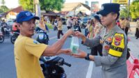 Sat Binmas Polres Pesisir Barat Bersama Saka Bhayangkara Berbagi Takjil Pada Pengguna Jalan