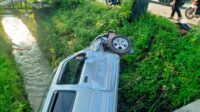 Mengantuk, Sopir Xpander Tabrak Suzuki Karimun Hingga Masuk Parit
