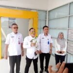 Kepala Dinas Perdagangan Lampung Utara Hendri.SH.MM Beserta Jajarannya Tanam Penghijauan Di Lingkungan Kantor