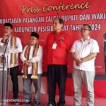 Calon Bupati dan Wakil, Pasangan Dedi Irawan dan Irawan Topani Serahkan Berkas Pendaftaran ke KPU Pesisir Barat