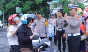 Ramadhan Penuh Berkah, Polres Metro Membagikan Takjil Untuk Masyarakat