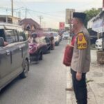 Kapolres Pesisir Barat Laksanakan Sosialisasi Mudik Aman Keluarga Nyaman kepada Para Pengendara Lalu Lintas di Tugu Tuhuk