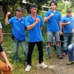 Direktur PT.KBS Herman Kodri Melakukan Pengecekan Stiker Yang Berlogo KBS Terhadap Armada Batu Bara Yank Bermitra