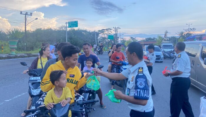 Semarak Ramadhan 1447 H, Lapas Way Kanan Bagikan 100 Takjil untuk Masyarakat.