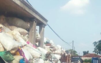 Diduga Tidak Memiliki IL, Aktifitas Gudang Rongsokan di Kelapa 7 di Protes Warga Sekitar