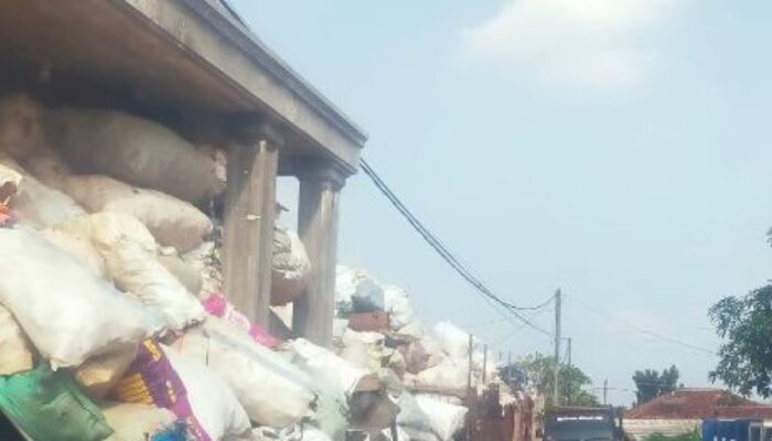 Diduga Tidak Memiliki IL, Aktifitas Gudang Rongsokan di Kelapa 7 di Protes Warga Sekitar